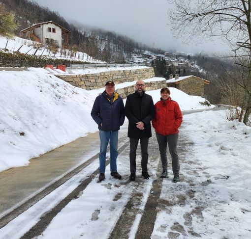Il presidente della Provincia Robaldo con la sindaca di Ostana Silvia Rovere ed il vicesindaco Giacomo Lombardo