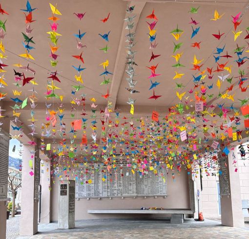 Il sacrario di Boves si riempie di tante gru colorate per l'80° anniversario della Liberazione Il sacrario di Boves si riempie di tante gru colorate per l'80° anniversario della Liberazione