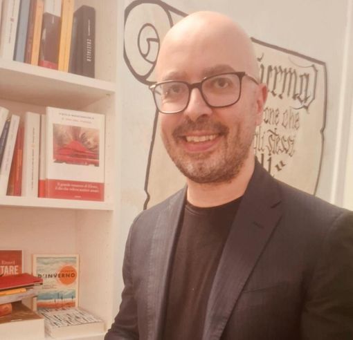 “Serve coraggio per guardarsi davvero”: esce domani la raccolta di poesie 'La luce per l’inverno' di Daniele Vaira