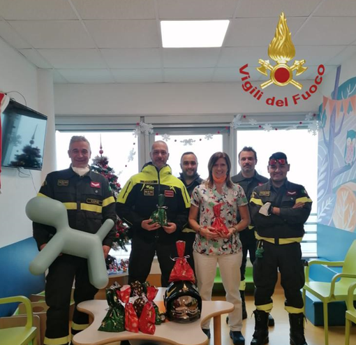 Epifania speciale all'ospedale di Verduno: i Vigili del Fuoco consegnano dolci alla pediatria