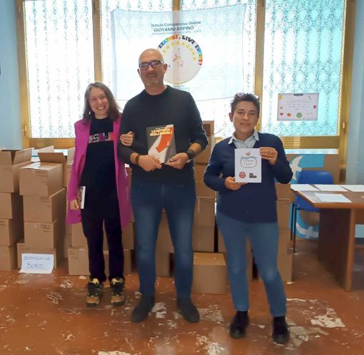 Un libro in regalo a ogni alunni dell'istituto Arpino di Sommariva del Bosco Un libro in regalo a ogni alunni dell'istituto Arpino di Sommariva del Bosco