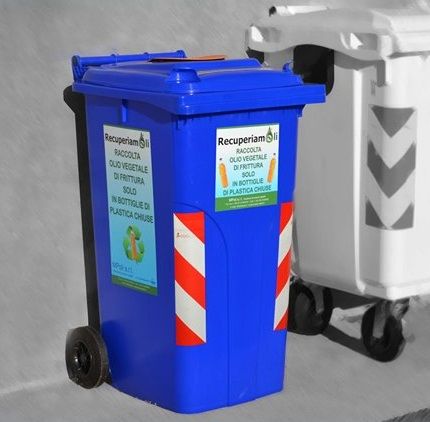 Il bidone blu in cui buttare le bottiglie con l'olio Il bidone blu in cui buttare le bottiglie con l'olio