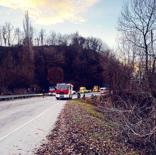 Auto si ribalta in un dirupo in via Salmour a Fossano: due donne decedute Auto si ribalta in un dirupo in via Salmour a Fossano: due donne decedute