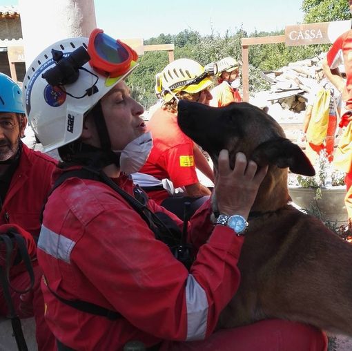 La dirigente Germini con il suo cane ad Amatricie