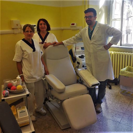 La nuova poltrona con i sanitari dell'emoteca dell'ospedale