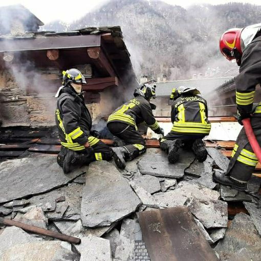 In fiamme abitazione in borgata Villaro di Acceglio, vigili del fuoco sul posto