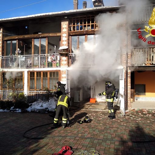 Incendio in un seminterrato a Castellar di Boves, le immagini dell'operazione (VIDEO)
