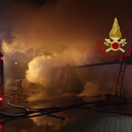 In fiamme una legnaia a Cavallermaggiore: intervengono i Vigili del Fuoco