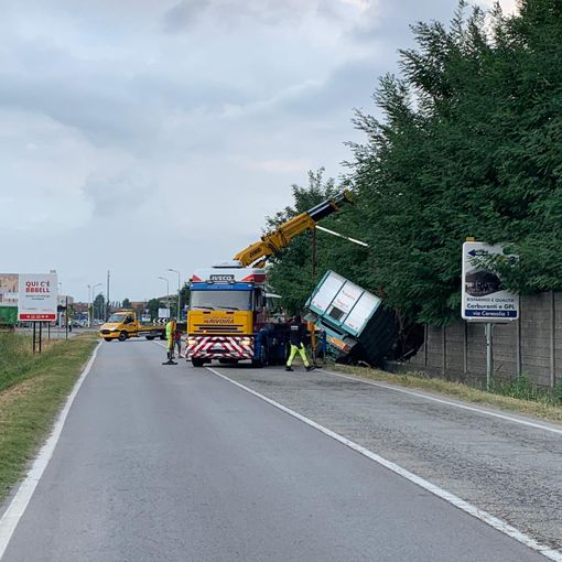 Camion carico di granoturco si ribalta in via Circonvallazione a Fossano, strada bloccata (VIDEO)
