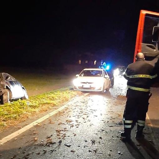 Auto fuori strada lungo la “Via dei Boschi”, a Saluzzo: ferito seriamente un 26enne