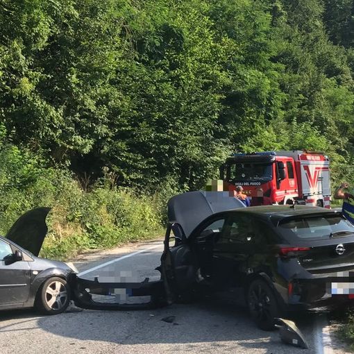 Scontro tra due vetture a Somano, strada bloccata per oltre un'ora e mezza