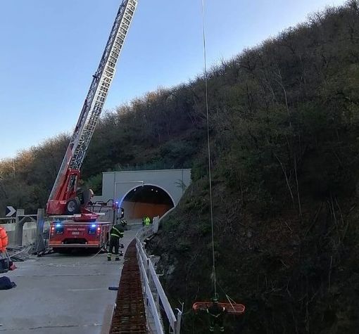 I soccorsi all'operaio precipitato da un viadotto nei pressi di Altare