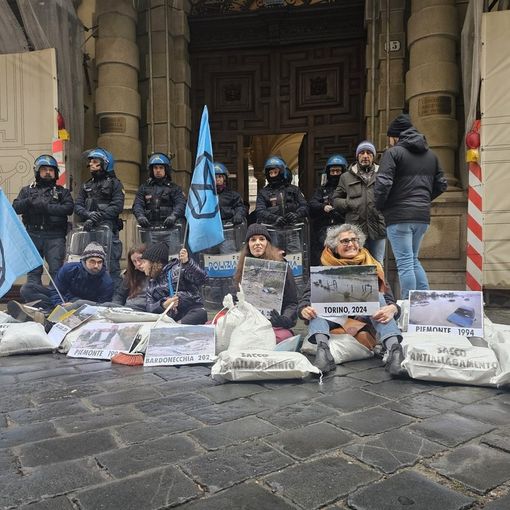 &quot;La Regione fa acqua da tutte le parti&quot;: protesta degli ambientalisti davanti al Consiglio, esposte le foto delle alluvioni