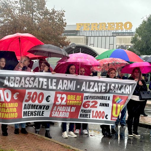 La manifestazione Usb di fronte allo stabilimento Ferrero