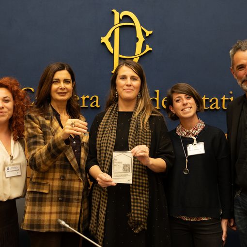 Da sinistra Giulia Giordano, presidente della cooperativa Fiordaliso, Laura Boldrini e Chiara Gribaudo, con i due protagonisti del lungo cammino Eva Garelli e Pietro Vertamy