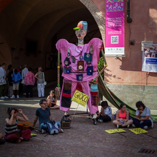 Nel marzo 2025, la figura di Supergiù è stata protagonista della "piazzata" pubblica ad Alba Nel marzo 2025, la figura di Supergiù è stata protagonista della "piazzata" pubblica ad Alba