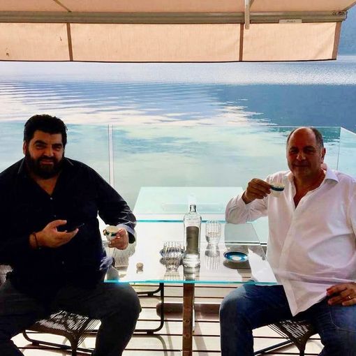 L'imprenditore albese Mimmo Caruso in compagnia dello chef Antonino Cannavacciuolo