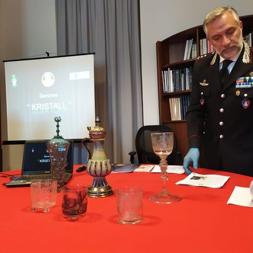 Nell'immagine, risalente al luglio 2020, il comandante del Nucleo torinese dei carabinieri per la Tutela del Patrimonio Culturale con le opere d'arte rinvenute Nell'immagine, risalente al luglio 2020, il comandante del Nucleo torinese dei carabinieri per la Tutela del Patrimonio Culturale con le opere d'arte rinvenute