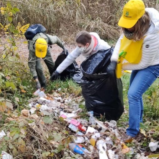 Una delle iniziative di raccolta dei rifiuti di Legambiente Langhe e Roero lungo il Tanaro