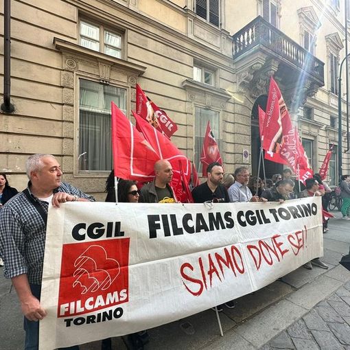 Visite mediche ed esami, protestano i lavoratori del call center: “Le lunghe attese non sono colpa nostra”