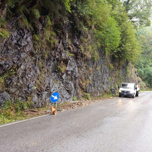 Il tratto interessata dalla caduta di pietre, già rimosse grazie all'intervento di Vigili del Fuoco e Comune