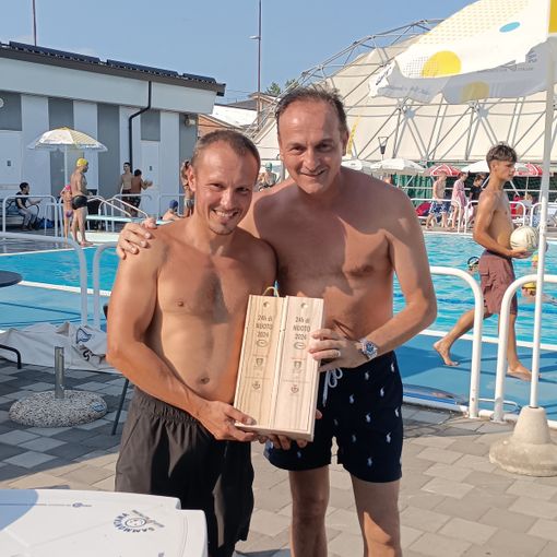 Il governatore Alberto Cirio, tra i partecipanti della 24 ore di nuoto