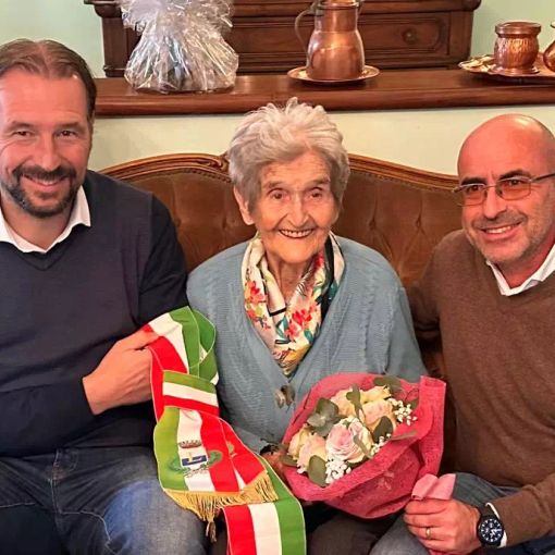 Laura Giletta, ha festeggiato a Lagnasco 101 anni con il sindaco Roberto Dalmazzo e il vice Oscar Fiore