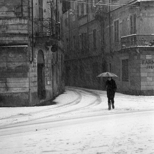 Alba e la neve, passeggiate in centro (Foto archivio Antonio Buccolo)