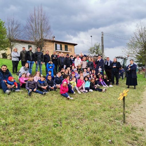 +API a Monchiero: i bambini hanno seminato il campo disegnato a esagono, come le cellette degli alveari per accogliere simbolicamente le api che si poseranno sui fiori di questo appezzamento comunale +API a Monchiero: i bambini hanno seminato il campo disegnato a esagono, come le cellette degli alveari per accogliere simbolicamente le api che si poseranno sui fiori di questo appezzamento comunale