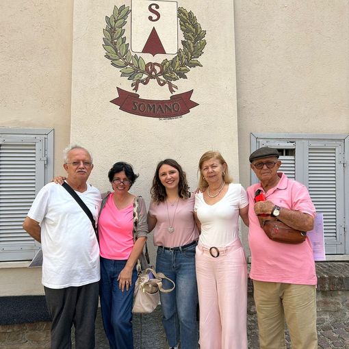 I quattro aire della famiglia Albarello davanti al Comune di Somano con l'impiegata Clementina (al centro) I quattro aire della famiglia Albarello davanti al Comune di Somano con l'impiegata Clementina (al centro)