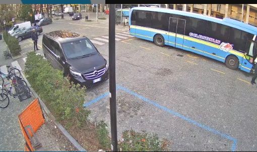 Le telecamere installare alla stazione ferroviaria di Alba per la sicurezza. Servono anche per inquadrare le rastrelliere delle biciclette.