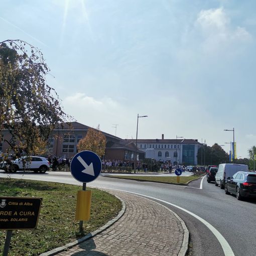 La foto che testimonia il traffico quotidiano all'uscita degli studenti presso l'istituto &quot;L. Einaudi&quot; ad Alba