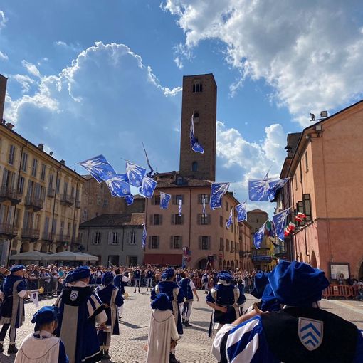 Il Borgo San Lorenzo di Alba festeggia  i 40 anni del Gruppo Sbandieratori e Musici  nel segno dell’amicizia e della solidarietà