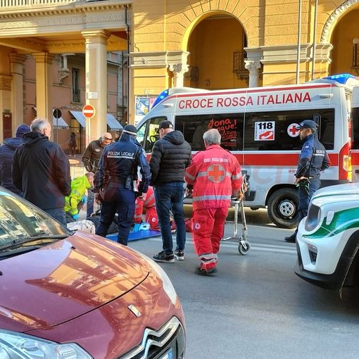 I soccorsi all'uomo investito in corso Nizza a Cuneo