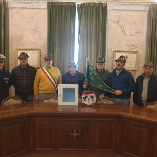 Il Gruppo Alpini di Rocca de' Baldi ha donato al Comune un defibrillatore da installare nel Borgo Antico