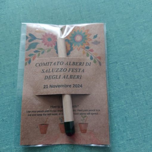 La matita con i semi da piantare che sarà regalata ai bambini dal Comitato Alberi di Saluzzo