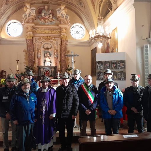 Sale Langhe, consegnato a don Aldo il cappello alpino
