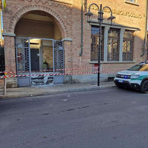 Centallo, cade controsoffitto nell'atrio delle poste: nessun ferito