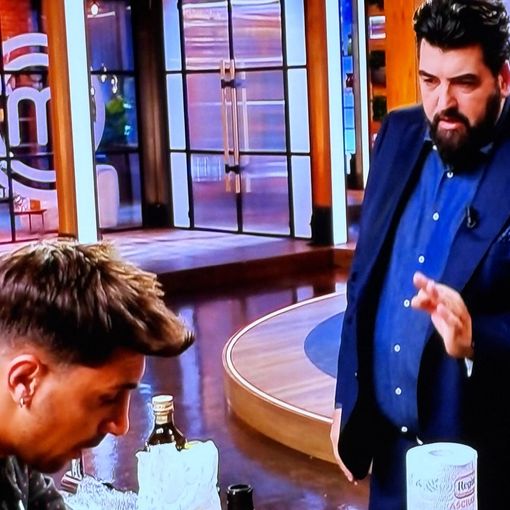 Simone Grazioso mentre cucina osservato da Antonino Canavacciuolo