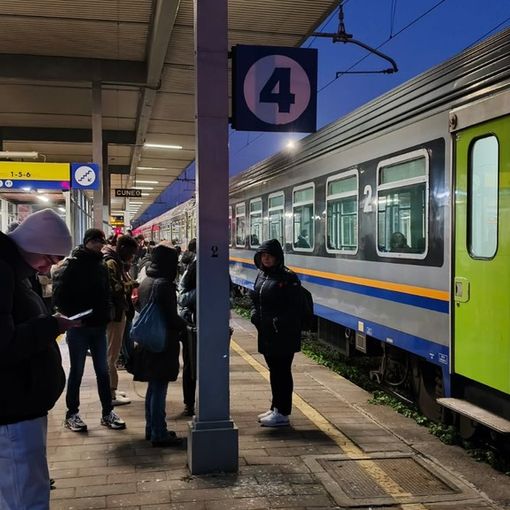 Treni soppressi e disagi per i pendolari: &quot;La provincia batta un colpo dopo l'ennesimo ritardo&quot;