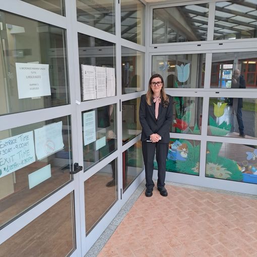 L'assessore Botto di fronte all'ingresso della scuola questa mattina