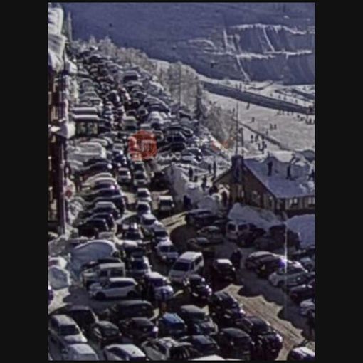 Traffico paralizzato verso Prato Nevoso: filtraggio delle auto sulla provinciale che porta alle piste