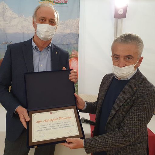 L’assessore regionale all’Agricoltura Marco Protopapa consegna la targa per i 50 anni di fondazione al presidente Domenico Sacchetto