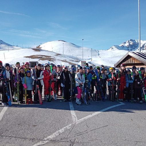 Gli alunni delle elementari e delle medie del comprensivo di Ceva a lezione sulla neve
