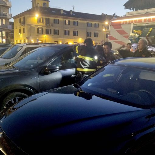 L’auto chiusa con a bordo  il figlioletto di un anno: disavventura  a lieto fine per una mamma albese
