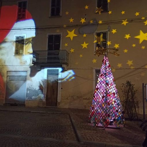 Oltre mille quadrotti all'unicinetto per l'albero di Natale di Sommariva del Bosco
