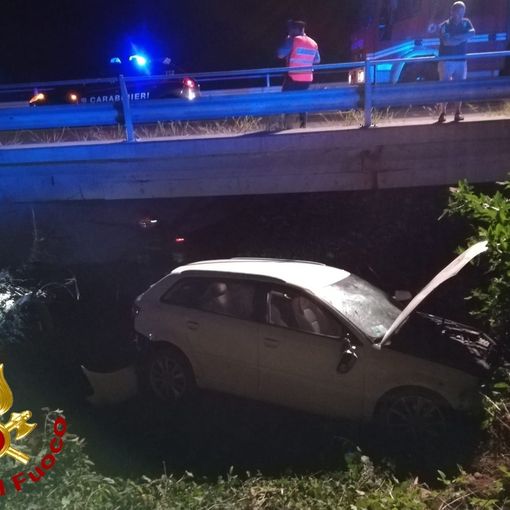 L'auto finita sotto il ponte lungo la Sp 28