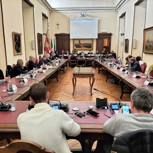 Ben 13 i gruppi a fronte di 32 componenti del Consiglio comunale cuneese
