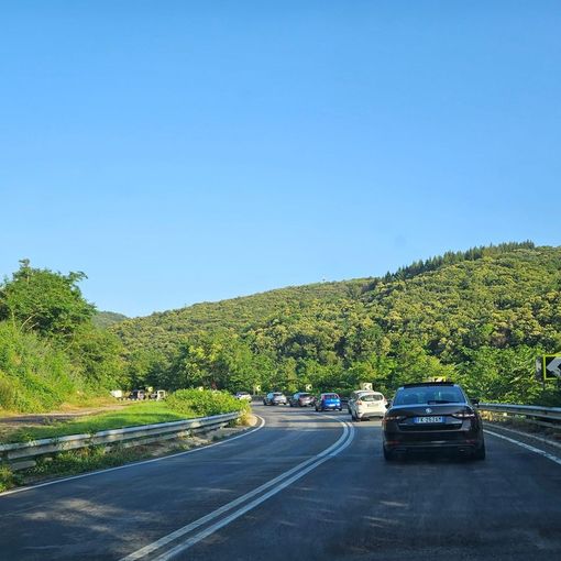 La lunga fila di auto sulla SS28