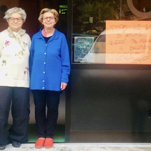 Le sorelle Santina e Marinella Sibona di fronte al loro bar di corso Piave